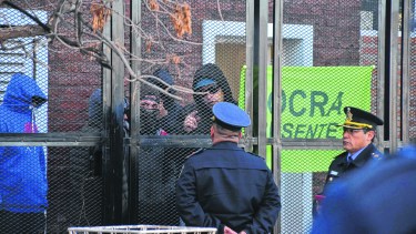 La toma de la sede del gremio comenzó ayer lunes. (Foto: Yamil Regules)