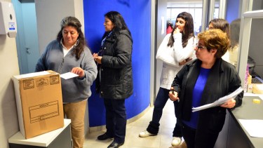 Afiliados votan en una de las sedes del Ministerio Público Fiscal en Viedma. Foto : Marcelo Ochoa