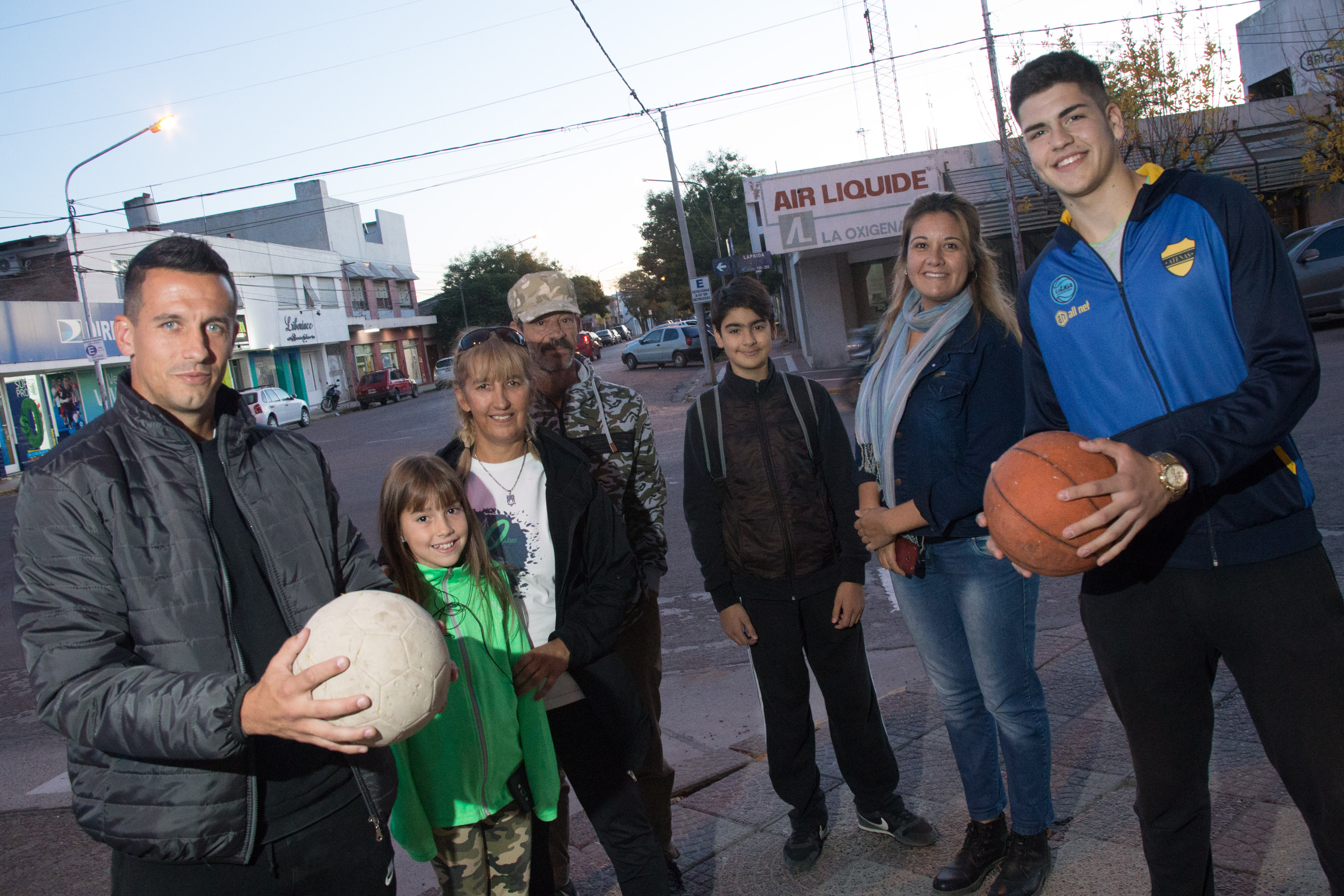Dos familias que se unen en torno a la pelota, la pasión de sus hijos. Foto  Pablo Leguizamón.