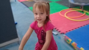 Una nena sufrió un accidente y necesita urgente una prótesis