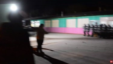 Video: tensión al intentar trasladar al docente denunciado en Roca