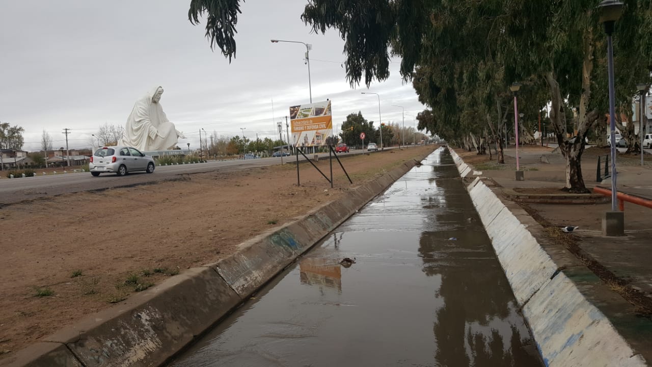 El canal chico es donde escurre el agua que inunda la calle Salta. Foto Andrea Vazquez