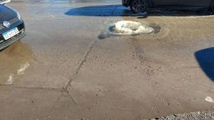 Un viejo hueco en el asfalto terminó provocando un desborde cloacal en Neuquén