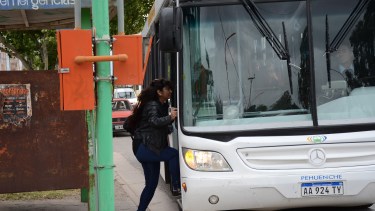 Hoy los colectivos funcionan con el cronograma del sábado. (Archivo Mauro Pérez).-