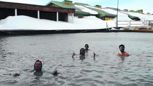 Baño termal rodeados de nieve