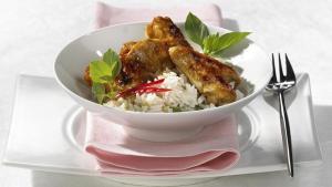 Salen calentitas unas alitas de pollo con arroz