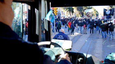 Los choferes de colectivos se manifestaron esta mañana en el centro de la ciudad. 
Foto: Mauro Pérez