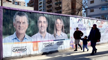 La cartelería también empezó a copar las calles de Neuquén. (Foto: archivo)