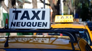 Apuñalaron a un taxista de Neuquén para robarle las zapatillas