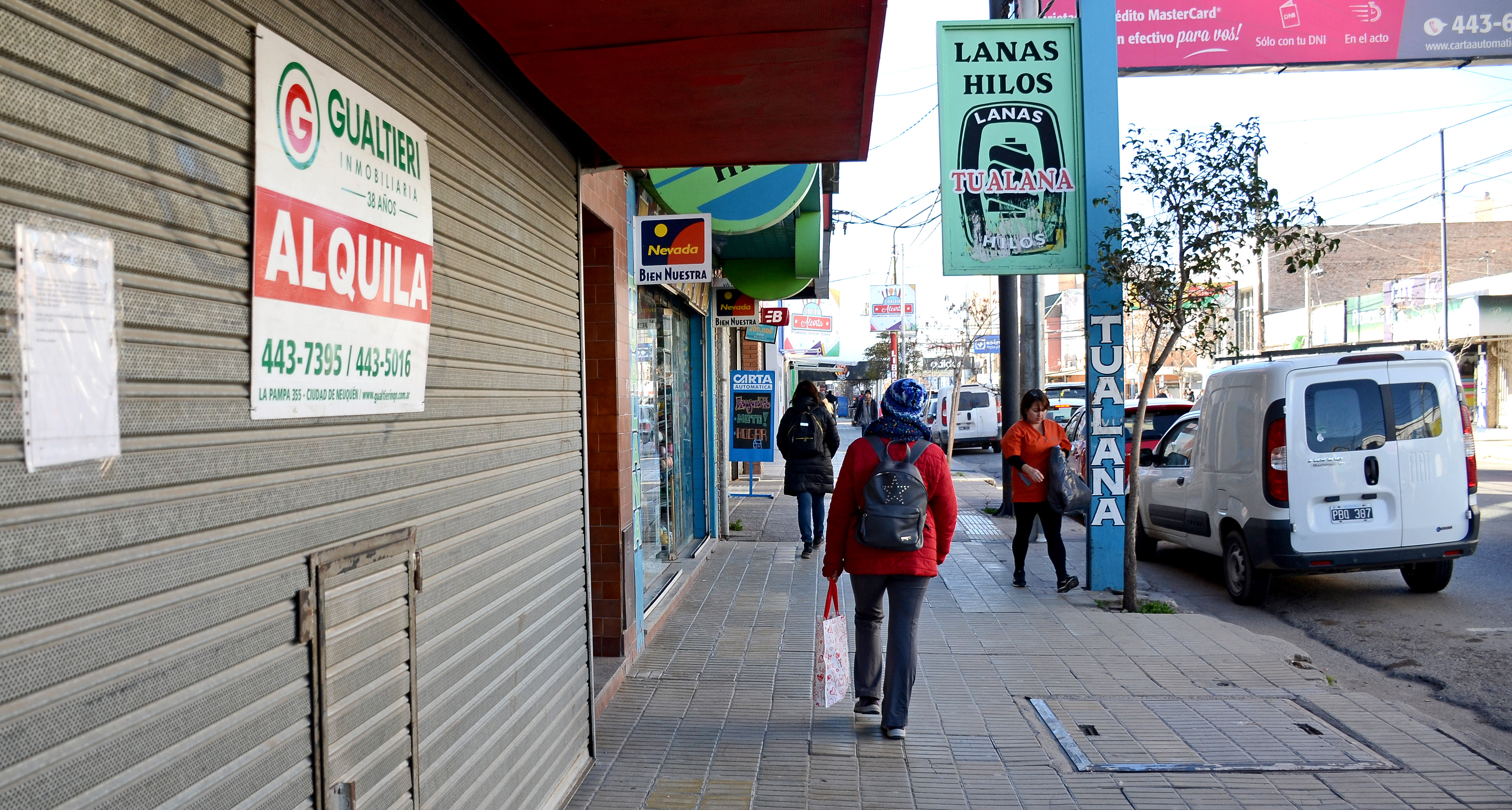 Un 12% de los comercios del centro neuquino están cerrados. (Foto: Mauro Pérez..)