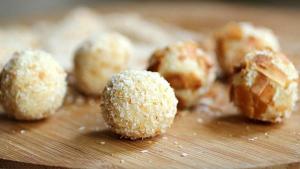 Trufas de chocolate blanco y coco para endulzar el día