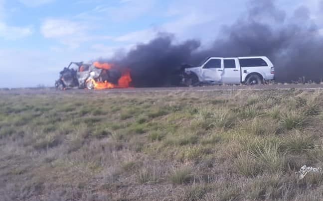 El auto se incendió tras el impacto. Foto Gentileza: Informativo Hoy.