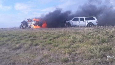 El auto se incendió tras el impacto. Foto Gentileza: Informativo Hoy.