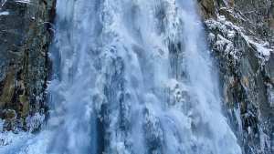 Maravilla bajo cero: se congeló casi toda la cascada La Fragua en el norte neuquino