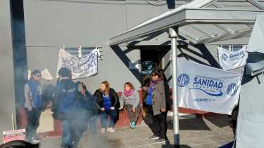 24 días de paro: trabajadores de una clínica de Roca reclaman salarios adeudados