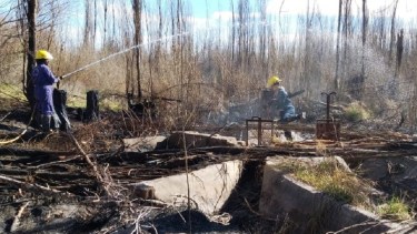 Las quemas de pastizales que se salieron de control provocaron varios incendios en Centenario. (Gentileza Centenario Digital).-