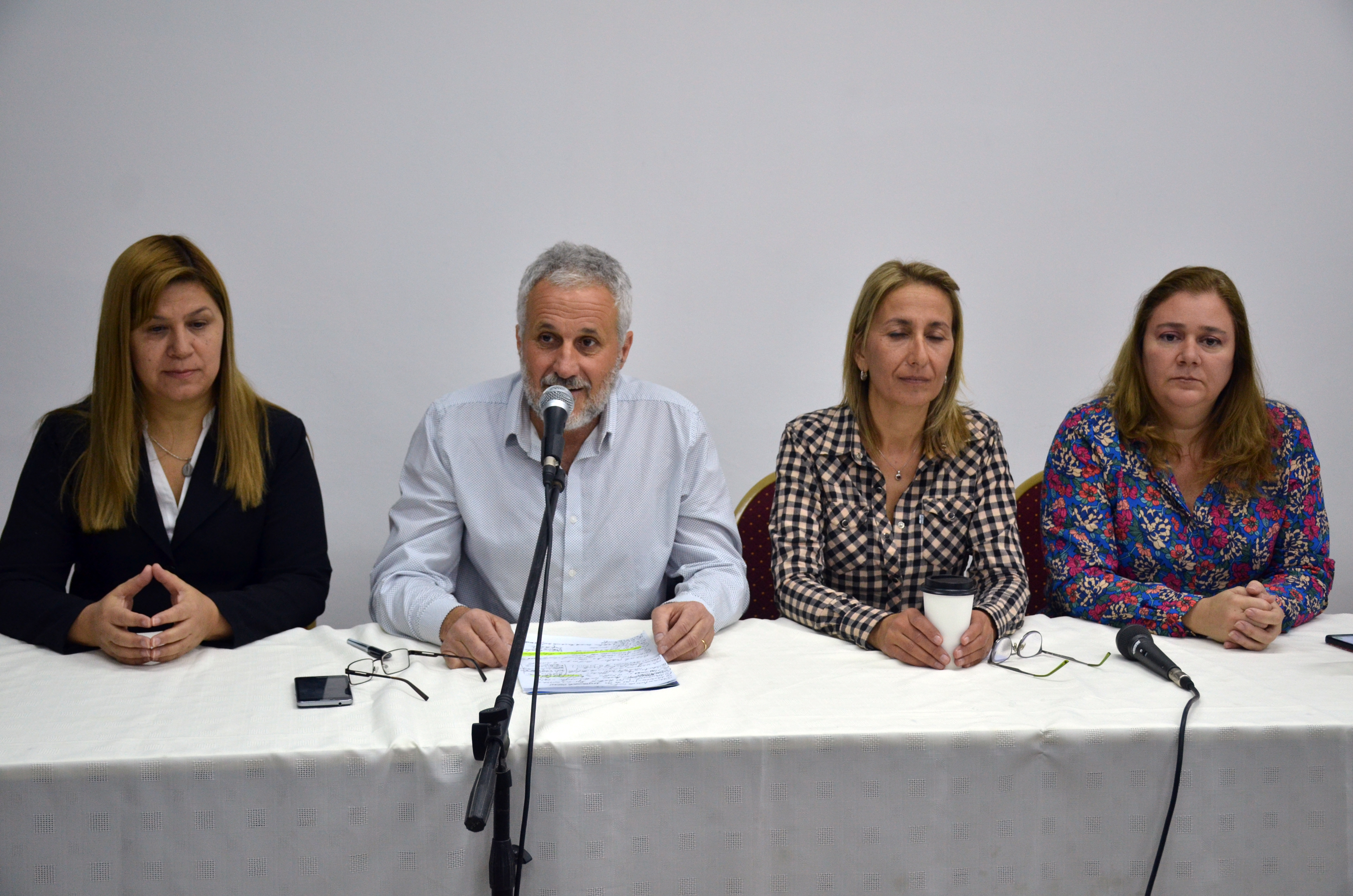 El intendente Andrés Peressini salió a defender a su hermana Cintia en una conferencia de prensa. Foto Yamil Regules