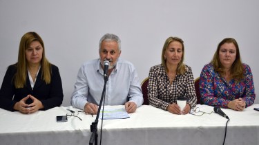 El intendente Andrés Peressini salió a defender a su hermana Cintia en una conferencia de prensa. Foto Yamil Regules
