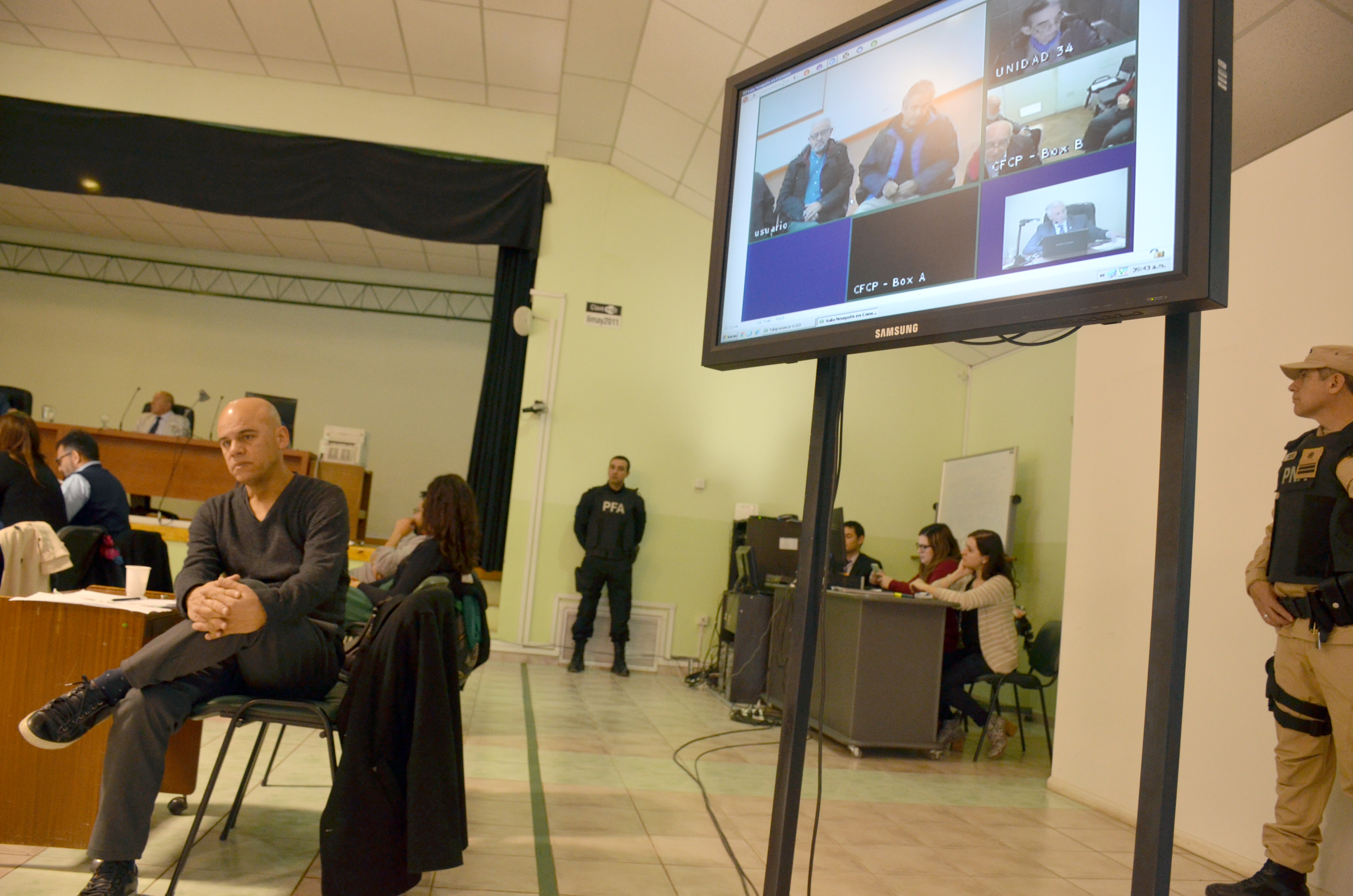 La virtualidad en la sede de Amuc durante una audiencia de 2019 en Neuquén. Los acusados declaran por videoconferencia. Foto archivo Yamil Regules