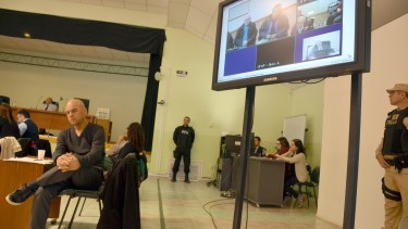 La virtualidad en la sede de Amuc durante una audiencia de 2019 en Neuquén. Los acusados declaran por videoconferencia. Foto archivo Yamil Regules