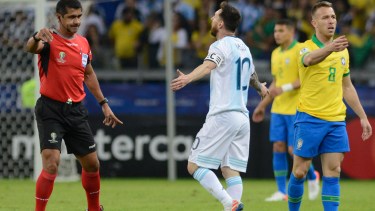 Lionel Messi se queja con el árbitro ecuatoriano Roddy Zambrano durante la semifinal ante Brasil en la Copa América en Belo Horizonte (AP Foto/Eugenio Savio)