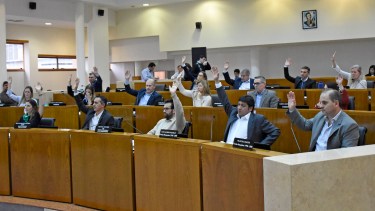 Los concejales votando durante la sesión.  Foto: Florencia Salto