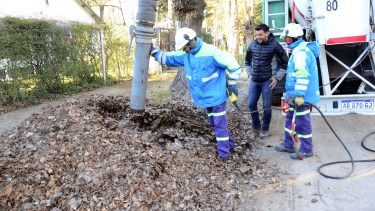 El subsecretario de Limpieza Urbana Cristina Haspert muestra cómo se usó el equipo para aspirar hojas. Foto Municipalidad de Neuquén