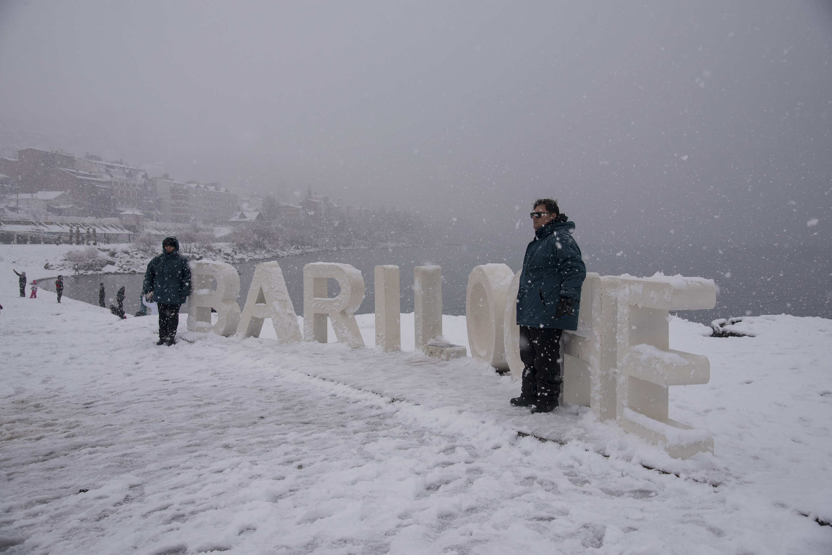 Los turistas disfrutan de la nieve a pesar de las complicaciones para transitar. (Foto: Marcelo Martínez)