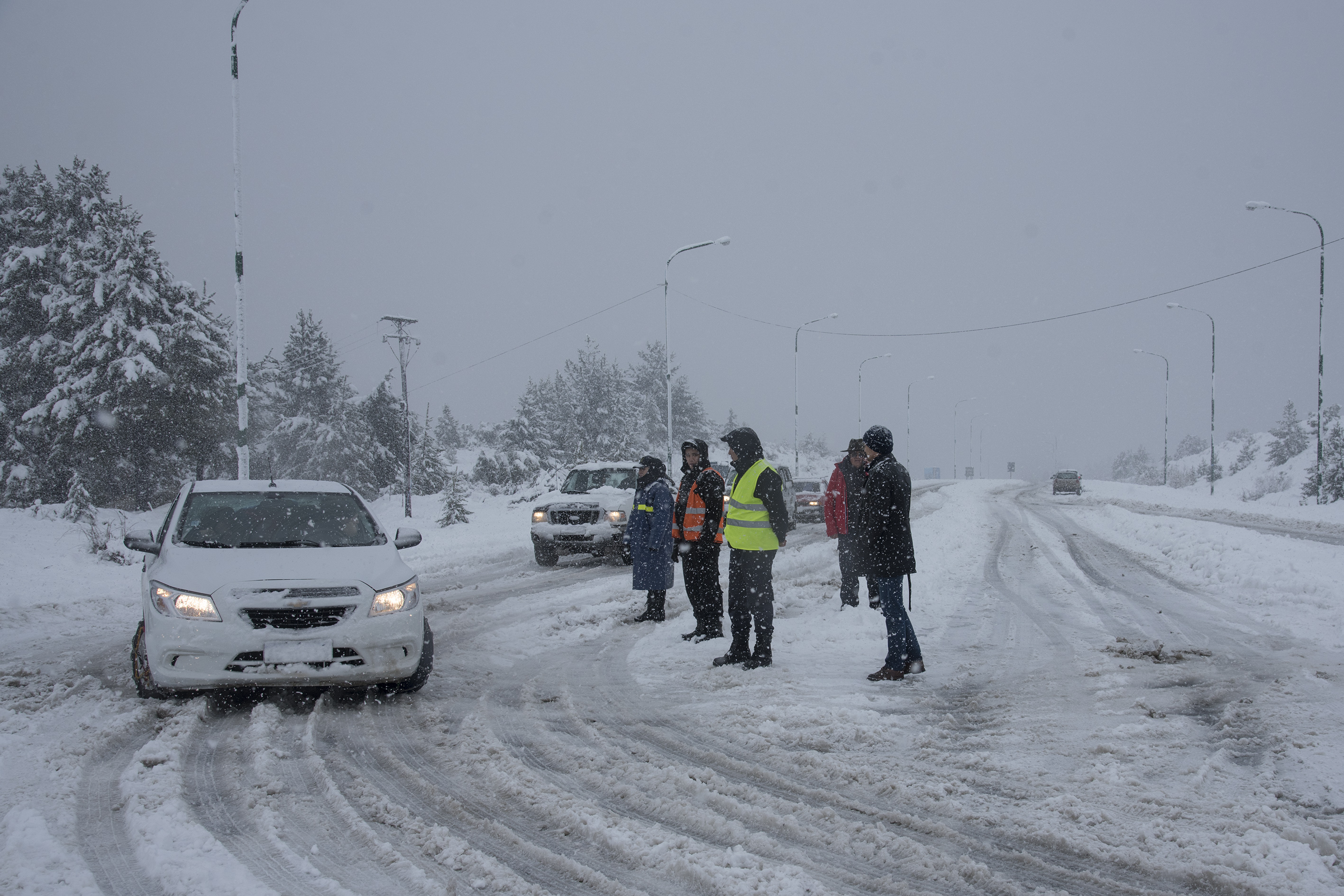 La ruta al aeropuerto de Bariloche está cortada por la intensa nevada. Foto: Marcelo Martinez