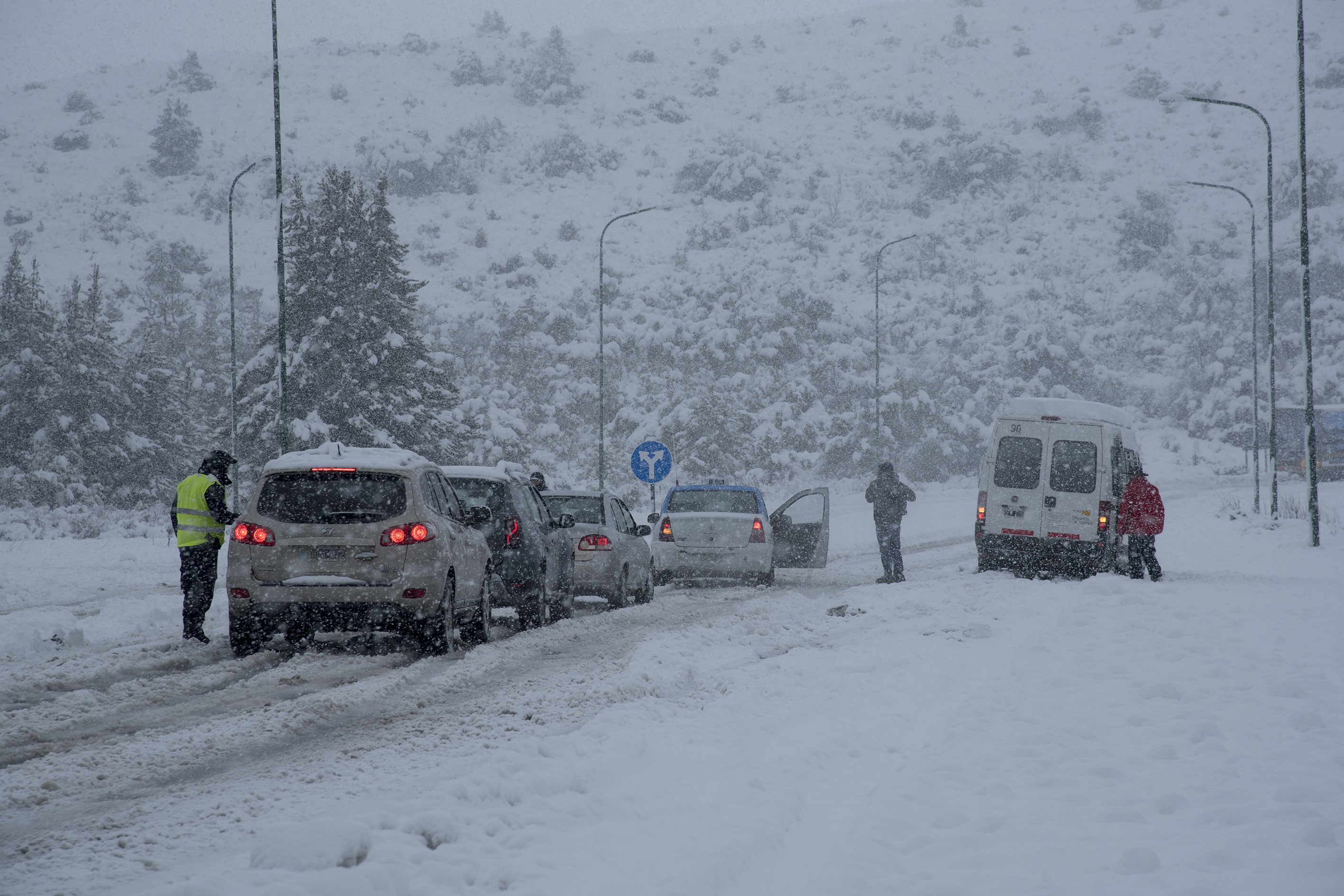 La Ruta aeropuerto cortada por la intensa nevada en la zona. Foto: Marcelo Martinez