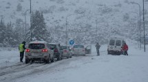 Imagen de Nieve en Bariloche: suspenden los colectivos y cortan la Ruta 237