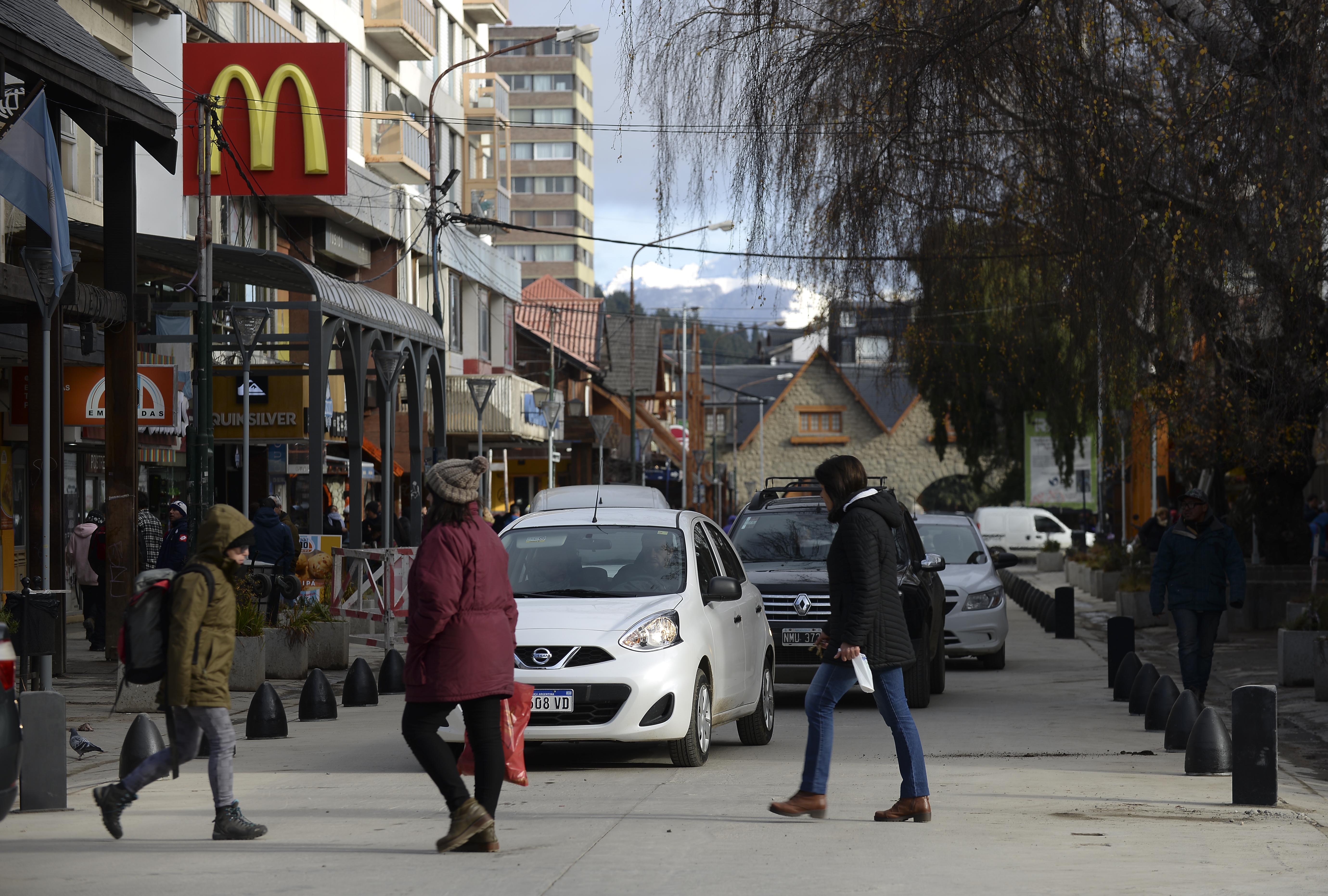 Peatones y automovilistas ya pueden circular por la calle Mitre. (Foto: Alfredo Leiva)