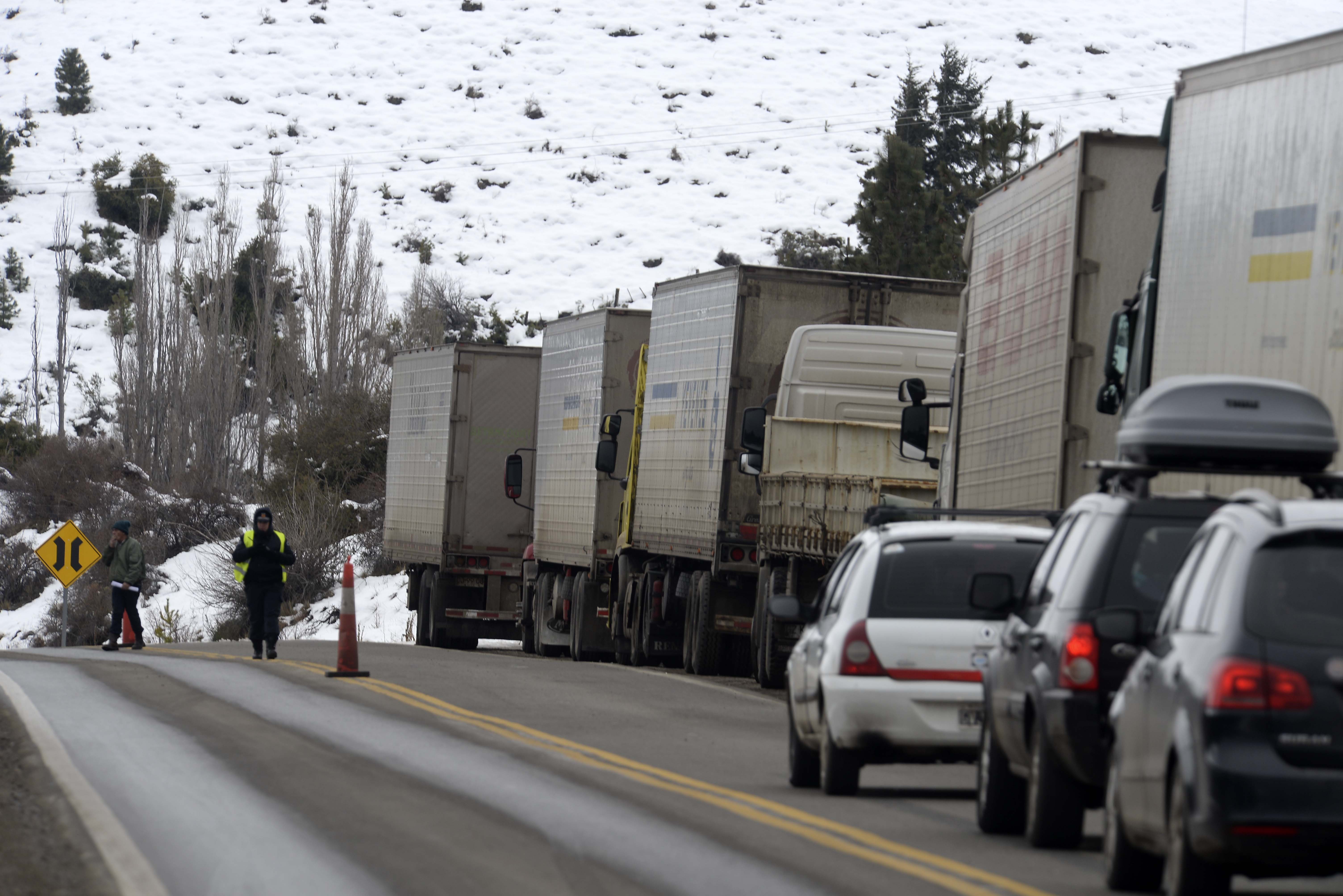 Unos 80 camiones están varados en la Ruta 40, impedidos de avanzar hacia el Paso Samoré. (Foto: Alfredo Leiva)