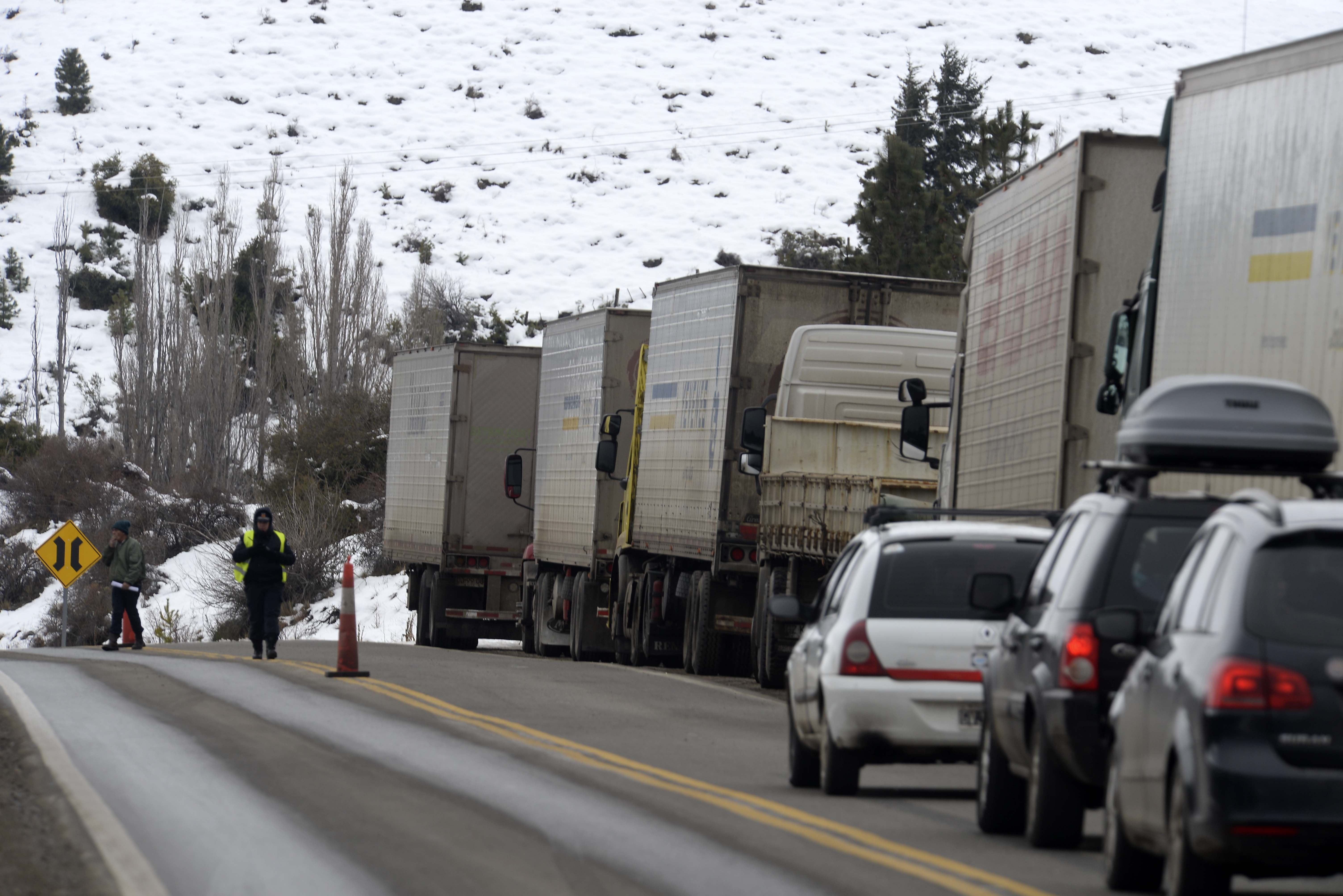 El drama de los 80 camioneros varados por el corte de la Ruta 40 ...
