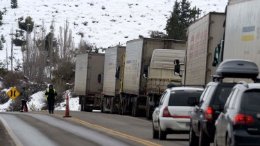 Unos 80 camiones están varados en la Ruta 40, impedidos de avanzar hacia el Paso Samoré. (Foto: Alfredo Leiva)