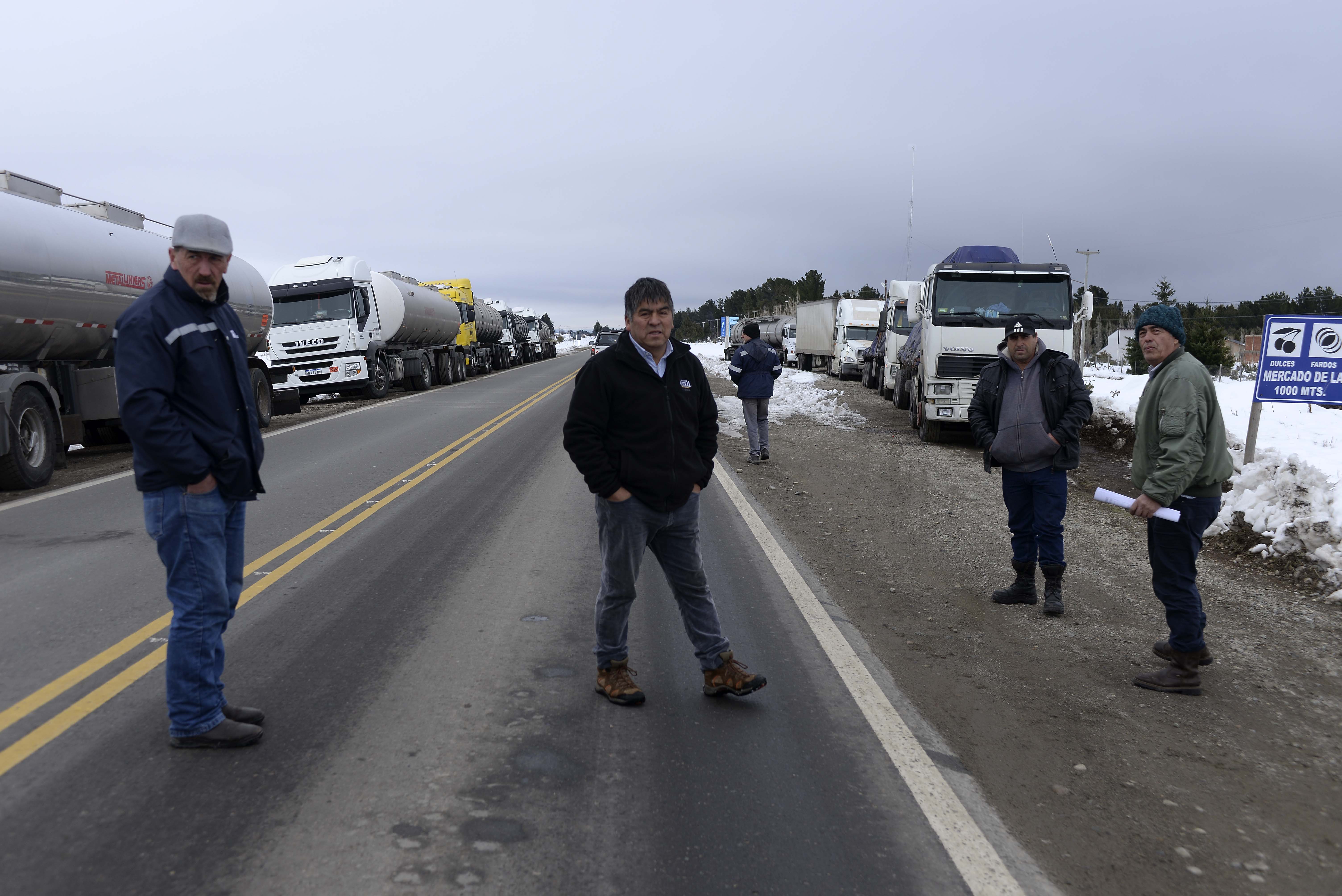 Un grupo de camioneros espera noticiasdel derrumbe  para continuar el viaje con la carga hacia Chile. (Foto: Alfredo Leiva)