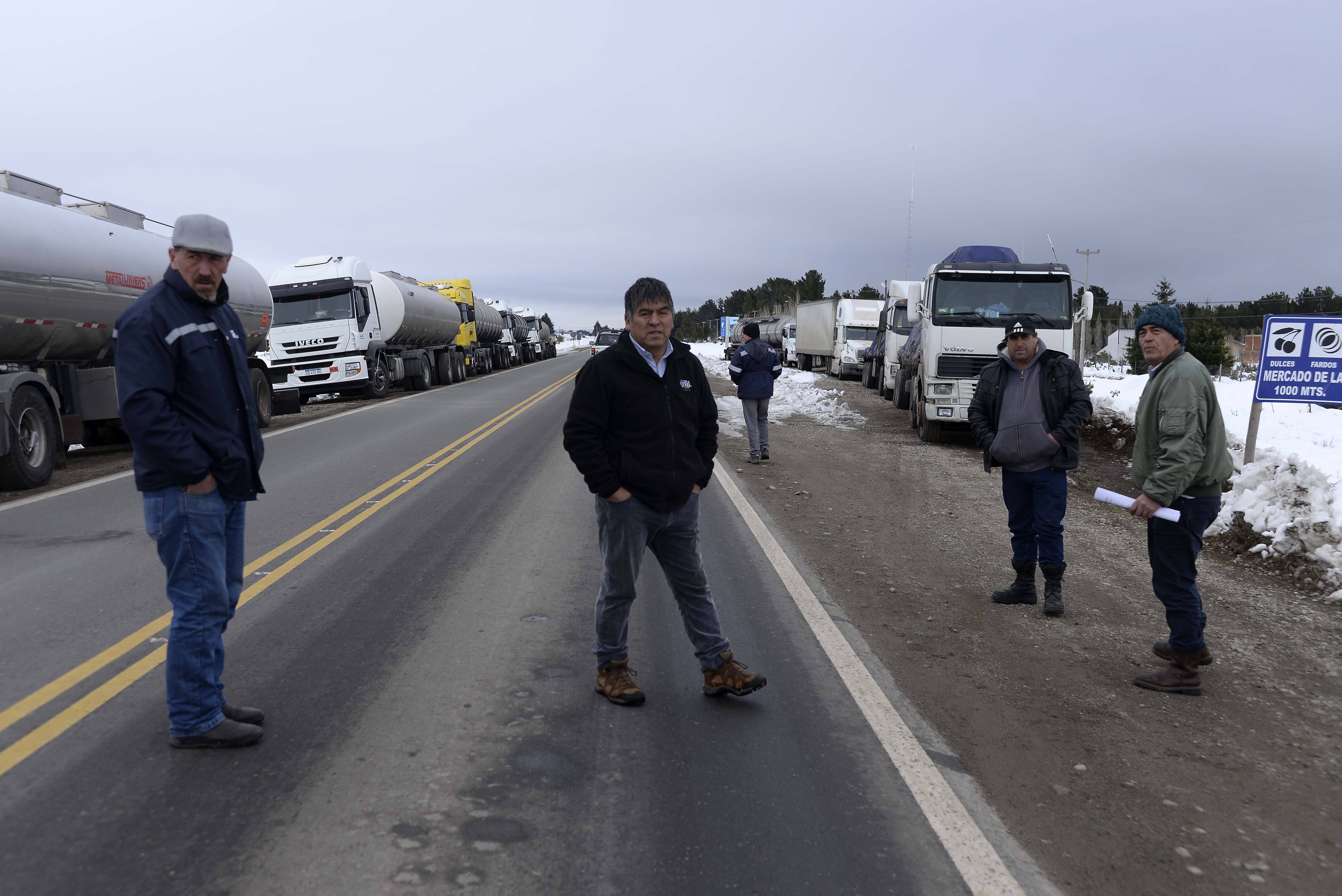 El drama de los 80 camioneros varados por el corte de la Ruta 40 ...