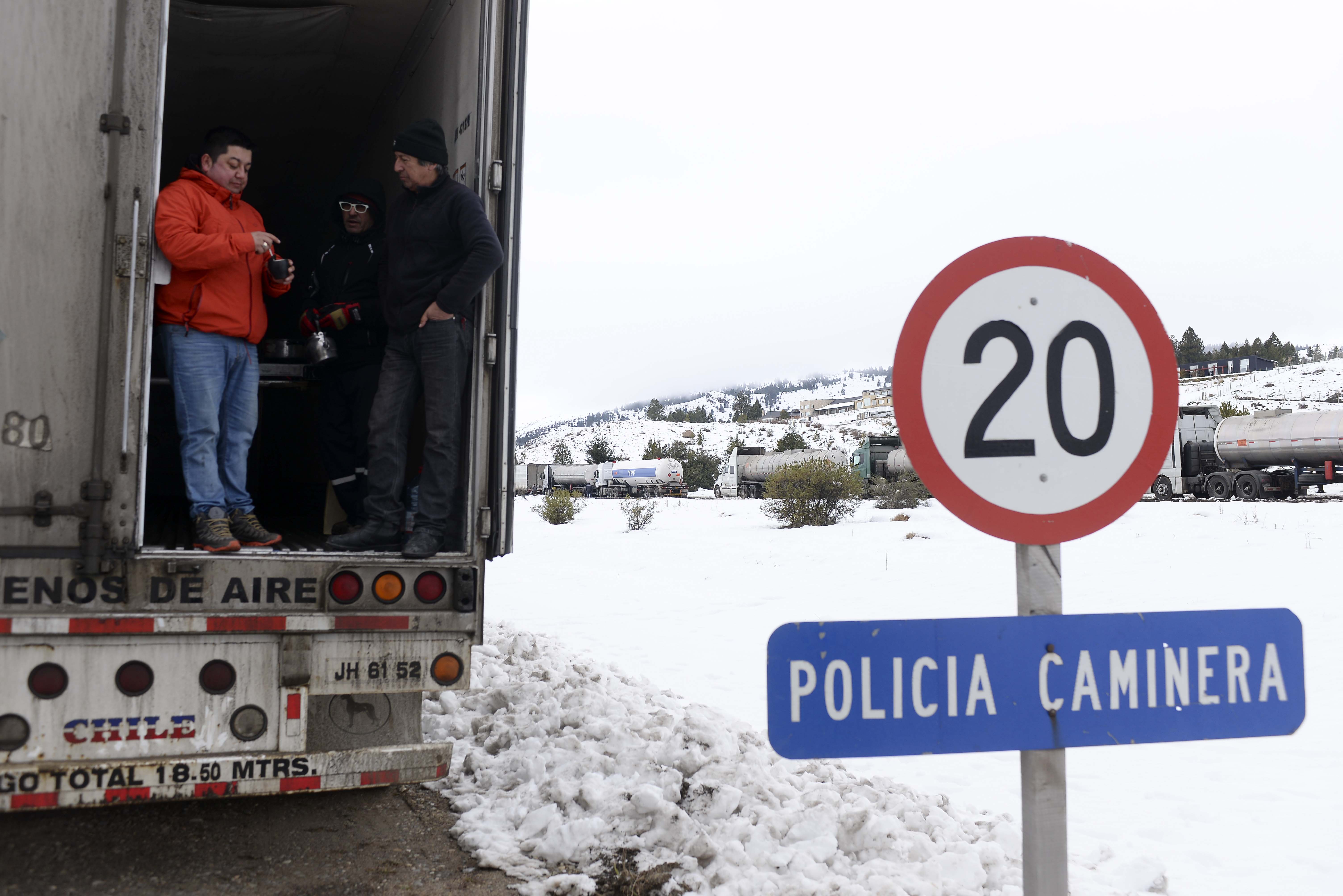 Camioneros chilenos toman mate, mientras esperan que abra la ruta 40 hacia La Angostura. (foto: Alfredo Leiva)