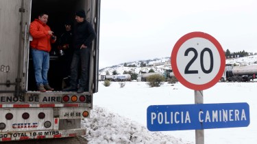 Camioneros chilenos toman mate, mientras esperan que abra la ruta 40 hacia La Angostura. (foto: Alfredo Leiva)