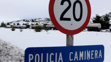 Cerca del control de Seguridad Vial, decenas de camiones varados en Dina Huapi. (Foto: Alfredo leiva)