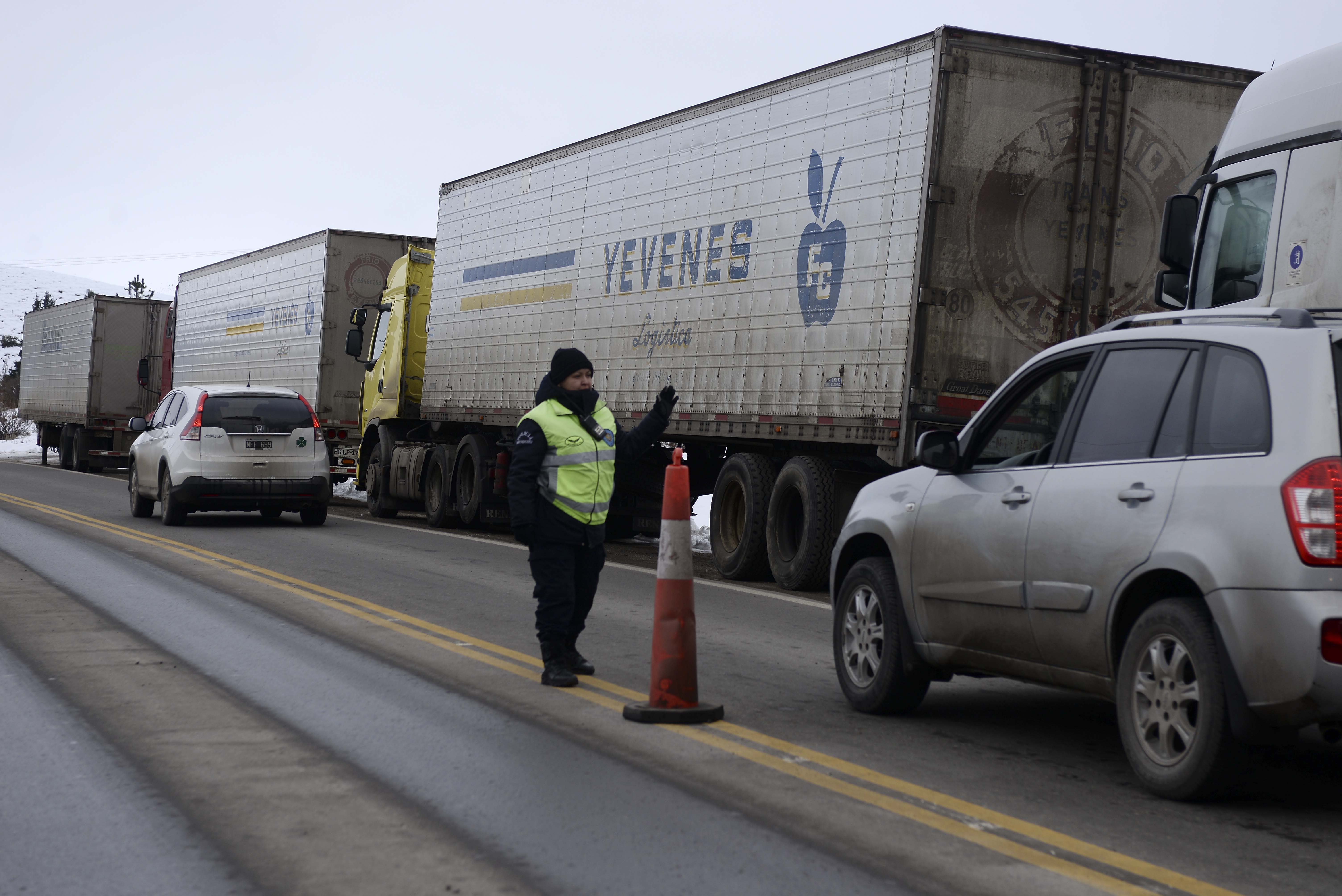 Los camiones están junto a la caminera de Dina Huapi y en el cruce con la Ruta 23. (Foto: Alfredo Leiva)
