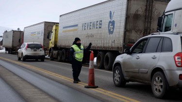 Los camiones están junto a la caminera de Dina Huapi y en el cruce con la Ruta 23. (Foto: Alfredo Leiva)