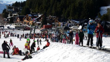 En la base del cerro Catedral ya están a pleno las clases de Principiantes. (Foto: Alfredo Leiva)