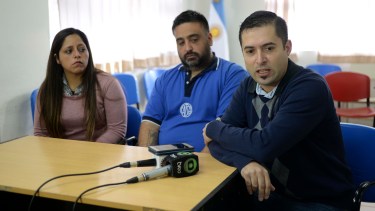 Trabajadores de Sanatorio del Sol junto al referente gremial de sanidad anticipan las medidas de fuerza. (Foto: Alfredo Leiva)