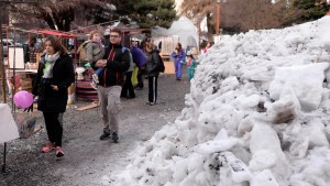 Artesanos de Bariloche desafían el frío y mantienen su feria a la intemperie