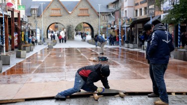 Ayer bajo la lluvia instalaban el piso de la pista de patinaje. (Foto: Alfredo Leiva)