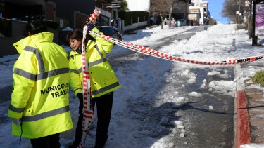 Una empleada municipal corta la calle Villegas por la helada tras la nevada. Foto: Archivo