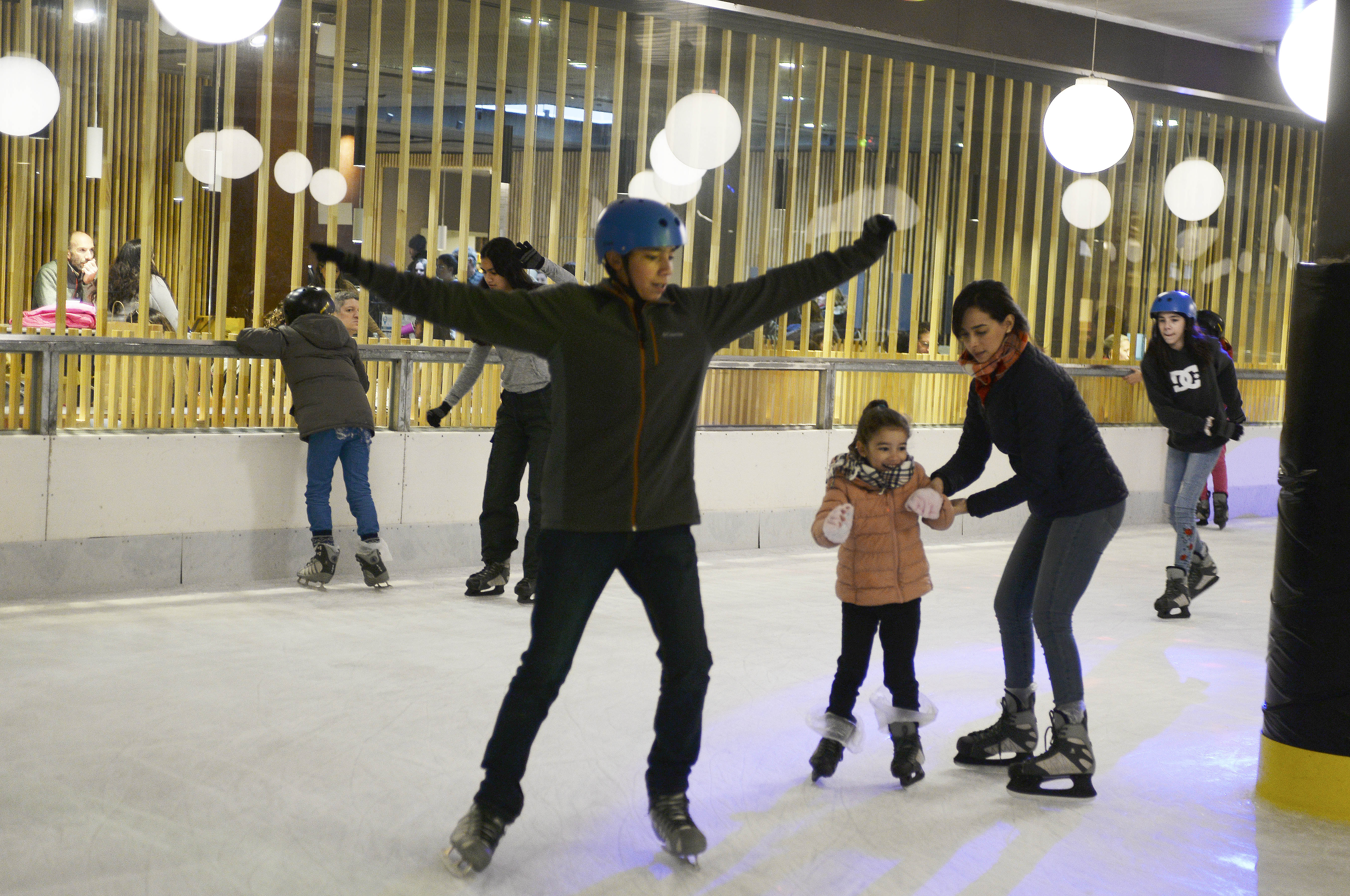 El patinaje sobre hielo es una de las alternativas para refugiarse del viento en Bariloche. (Foto: Alfredo Leiva)