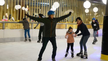 El patinaje sobre hielo es una de las alternativas para refugiarse del viento en Bariloche. (Foto: Alfredo Leiva)