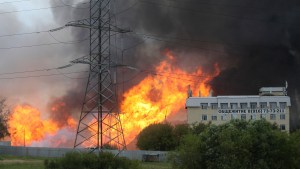 Gran incendio en una central  térmica cerca de Moscú: seis heridos